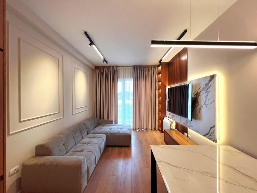 ACCANTO ALLA STRADA DI KAVAJË, Ospedale Americano 3