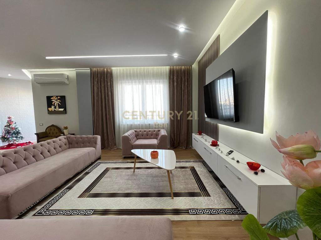 Shitet, Apartament 3+1+2, Prane Markates Durres !