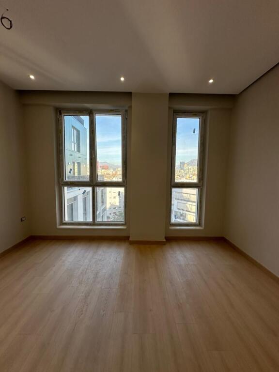 🏢 Jepet me Qira – Zyra + Post Parkimi | Komuna e Parisit