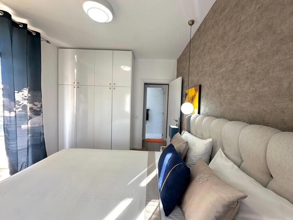 21 Dhjetori, Brenda Unazes se Vogel shesim: apartament 1+1