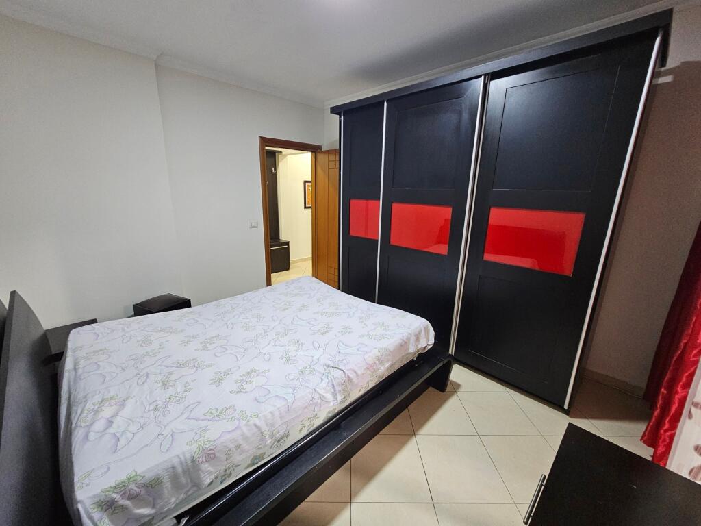 Tek Rruga E Kavajes Jepet Me Qira Apartament 2+1 I Mobiluar!