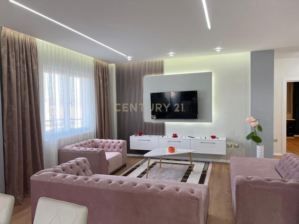 Shitet, Apartament 3+1+2, Prane Markates Durres !