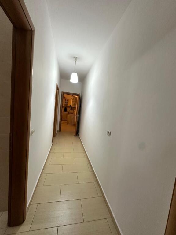 Apartament 2+1 me Qira Prane Pazarit te Ri