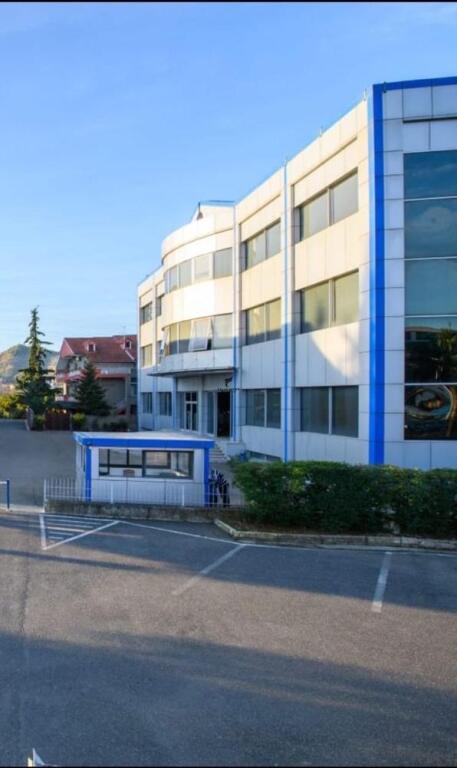 MAGAZZINO IN AFFITTO 990M2 AUTOSTRADA TIRANA-DURRES 6.500 EURO