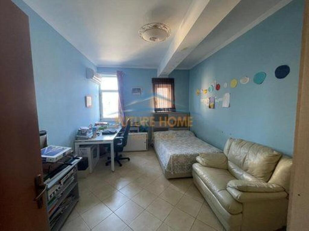 Shitet, Apartament 3+1+2, Porcelan, mbrapa Universitetit UET, Tiranë.