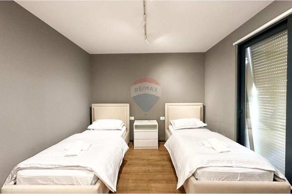 Shitet apartament 2+1 me verandë në Farkë