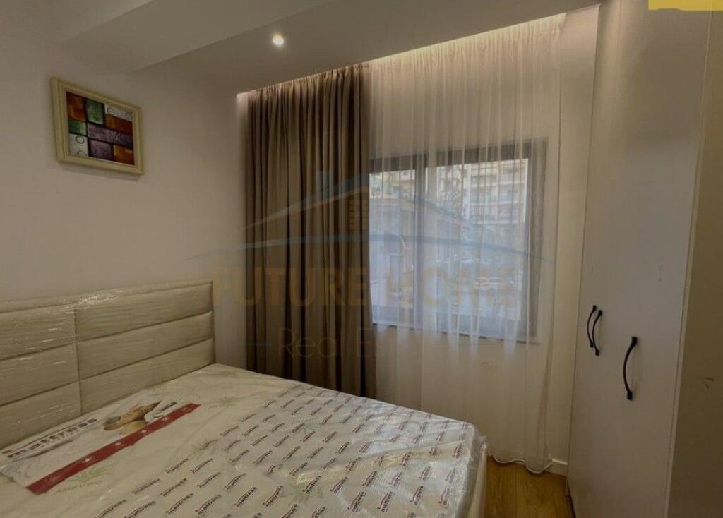 Shitet, Apartament 1+1, Komuna e Parisit