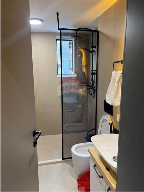 Jepet me qira apartament 2+1, Ura e Tabakëve