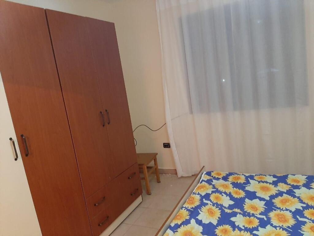 Jepet me qera apartament 1+1 tek shkolla Bajram Curri