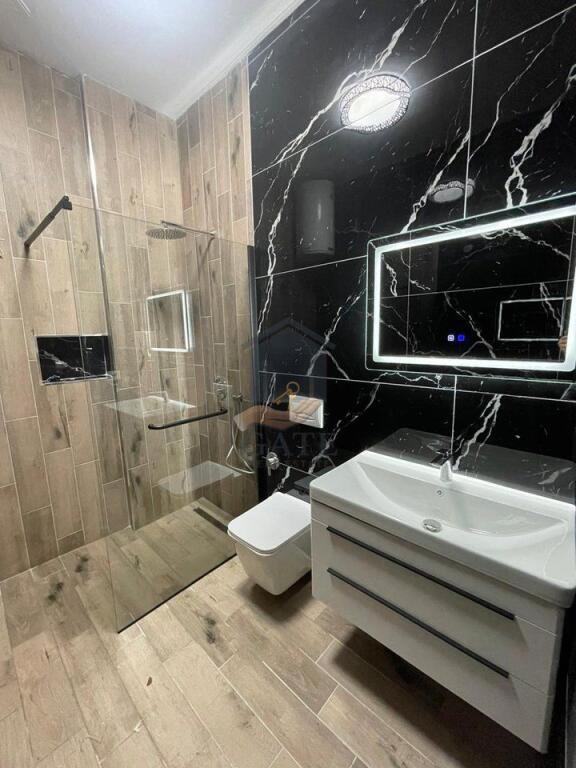 Disponojmë për shitje një super Apartament 3+1 pranë Shkollës "Bajram Curri" në Plazh.