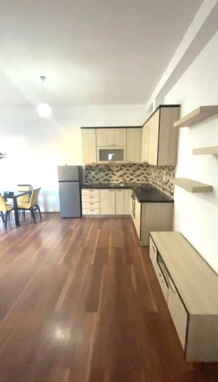 Jepet me Qira Apartament 1+1 i Mobiluar tek Liqeni i Thate ne Rrugen Peti