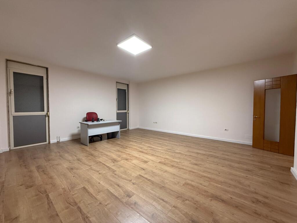 🏢 Ambjent me qira – Rruga e Kavajës, pranë qendrës.