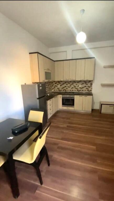 Jepet me Qira Apartament 1+1 i Mobiluar tek Liqeni i Thate ne Rrugen Peti