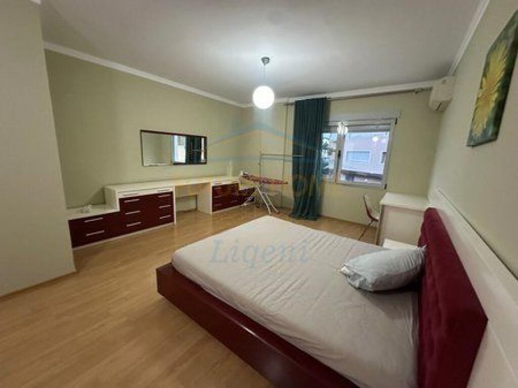 Shitet, Apartament 2+1, Liqeni i Thatë, Tiranë.