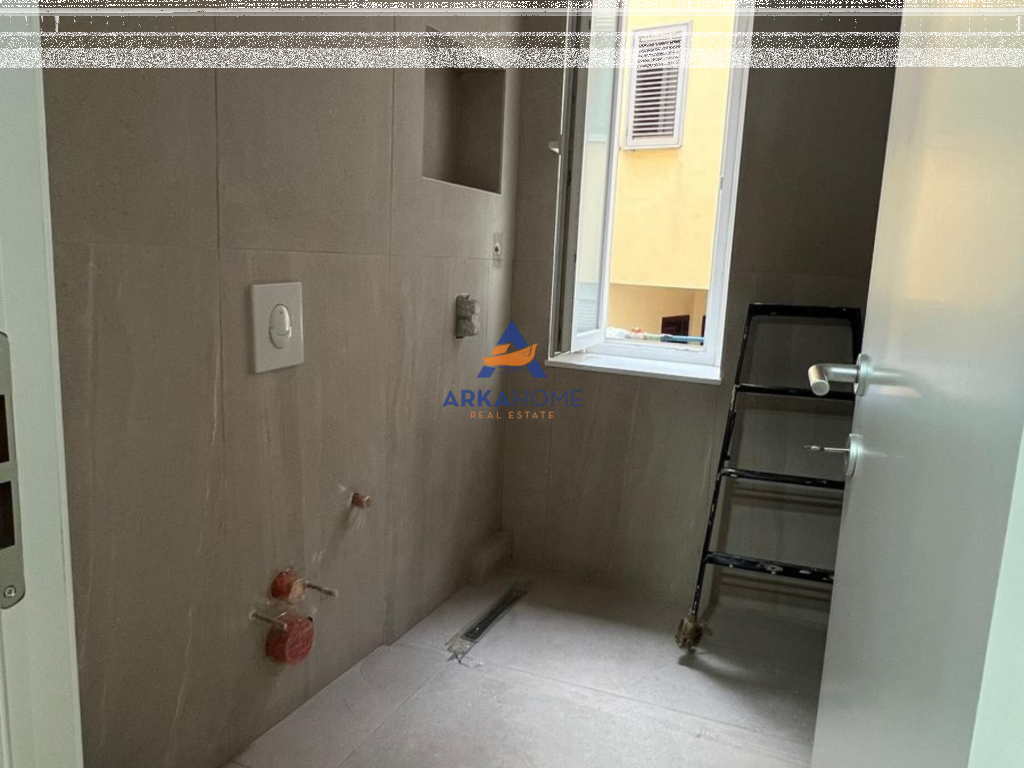 JEPET ME QERA AMBJENT 75 M2 "RRUGA MYSLYMSHYRI " 120.000 LEKE