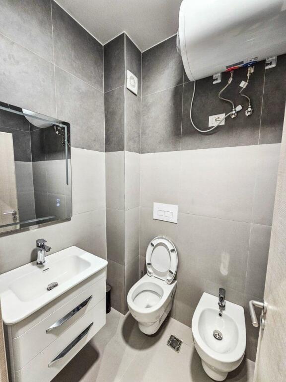Tirane, jap me qera apartament 1+1+Ballkon Kati 3, 70 m² 62.000 lek (River Residence, Brenda Unazes se Re)