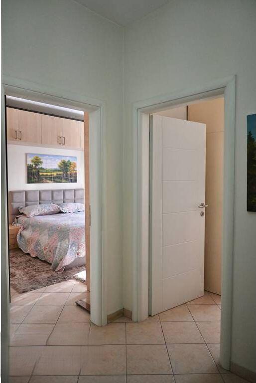 Apartament 2+1 me Qira në Unazën e Vogël, përballë Kompleksit Delijorgji 700 € /Muaj