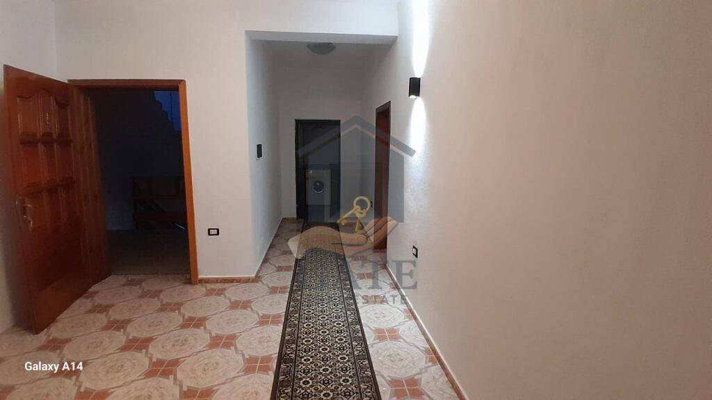 Jepet me qera kati i dytë i një shtëpie 2-katëshe, pranë Spitalit të Durrësit.