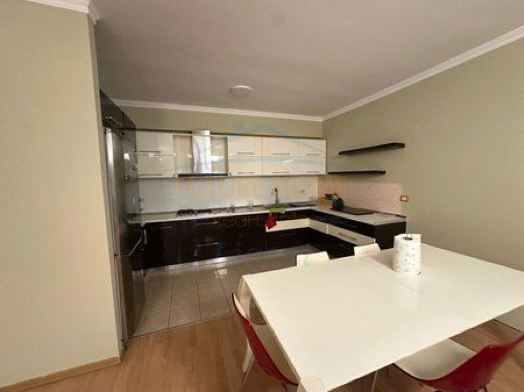 Shitet, Apartament 2+1, Liqeni i Thatë, Tiranë.