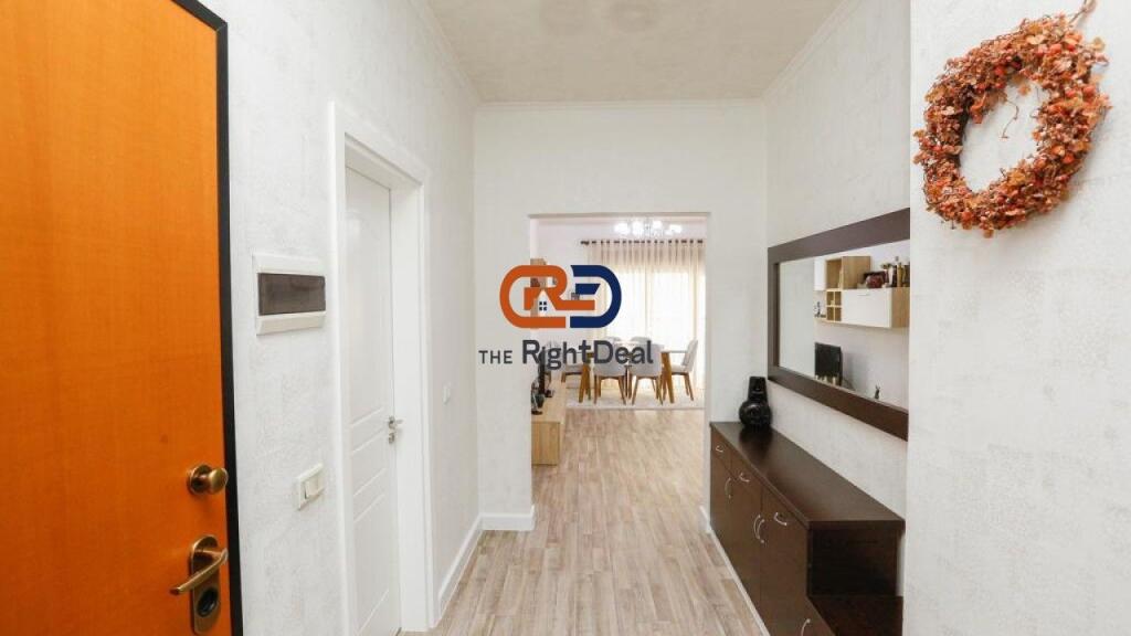 Ne Qender, Jepet Me Qira Super Apartament 3+1+2, Me Pamje Nga Sheshi Skenderbej !!