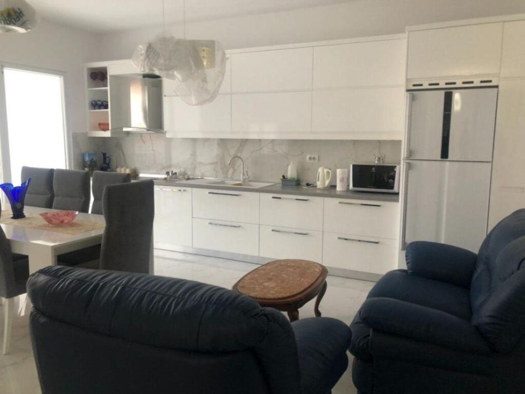 Vilë në shitje 2-kateshe midis rruges se Kavajes dhe Bulevardit Gjergj Fishta 400.000 euro