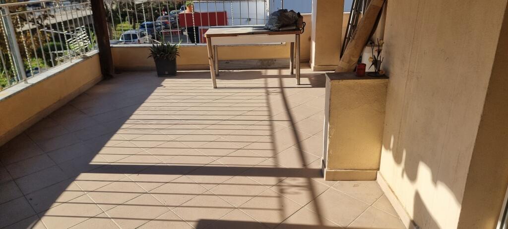 Japim me qira apartament 2 +1 ME VERAND  ne Kombinat prane stacionit te urbanit  