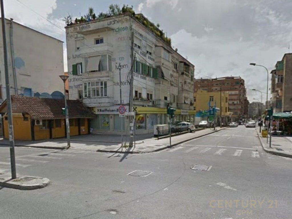 Locale Commerciale in Vendita in Via Bardhyl! Locale commerciale in vendita in via “Bardhyl”, vicino all'incrocio “4 Martiri”.