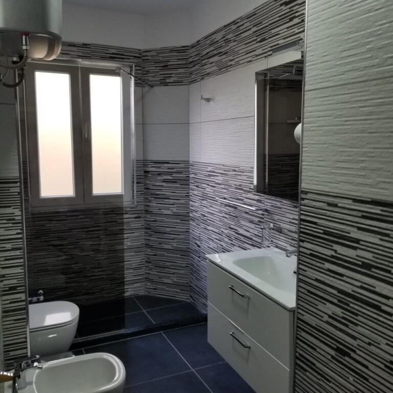 🏡 APARTAMENT 2+1 ME QIRA – Rr. Mine Peza, pranë Komisariatit Nr. 3