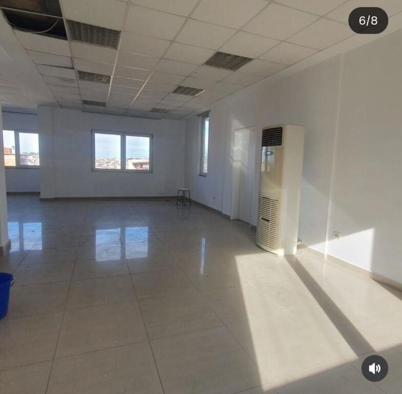 Si affitta edificio multifunzionale sul lato della strada principale.