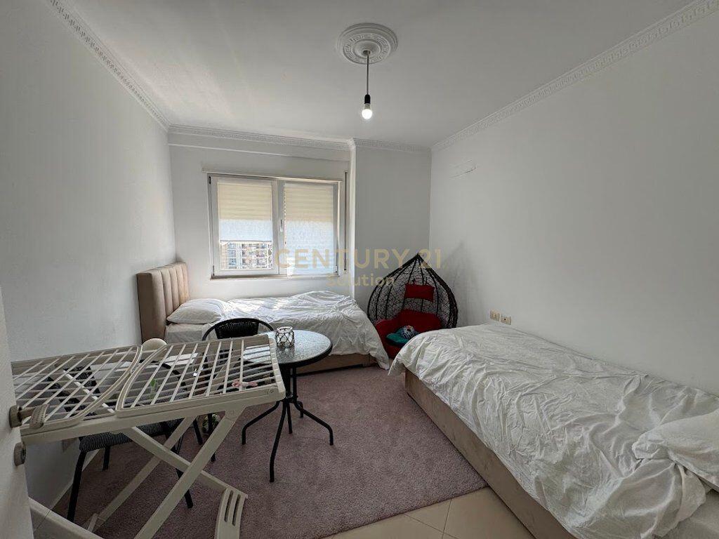 APARTAMENT 2+1 + 2 POSTE PARKIMI ME QIRA PRANË SYRI TV