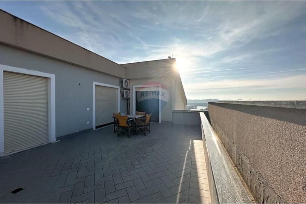 Shitet apartament 2+1 me verandë në Farkë