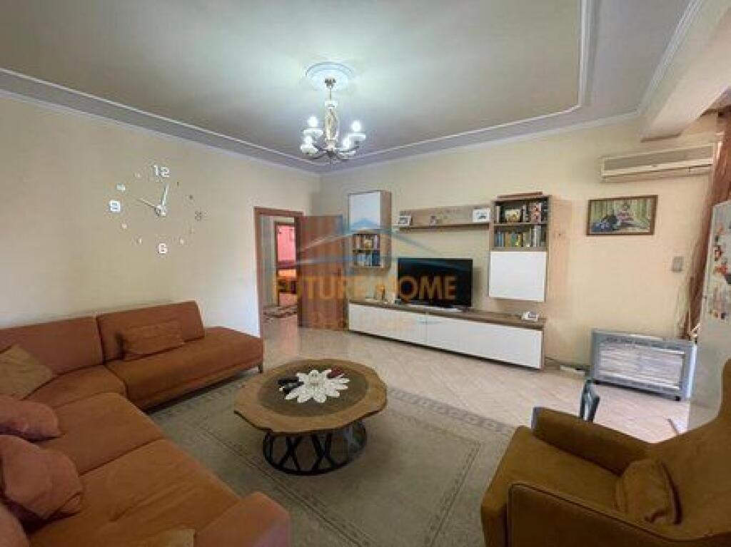 Shitet, Apartament 3+1+2, Porcelan, mbrapa Universitetit UET, Tiranë.