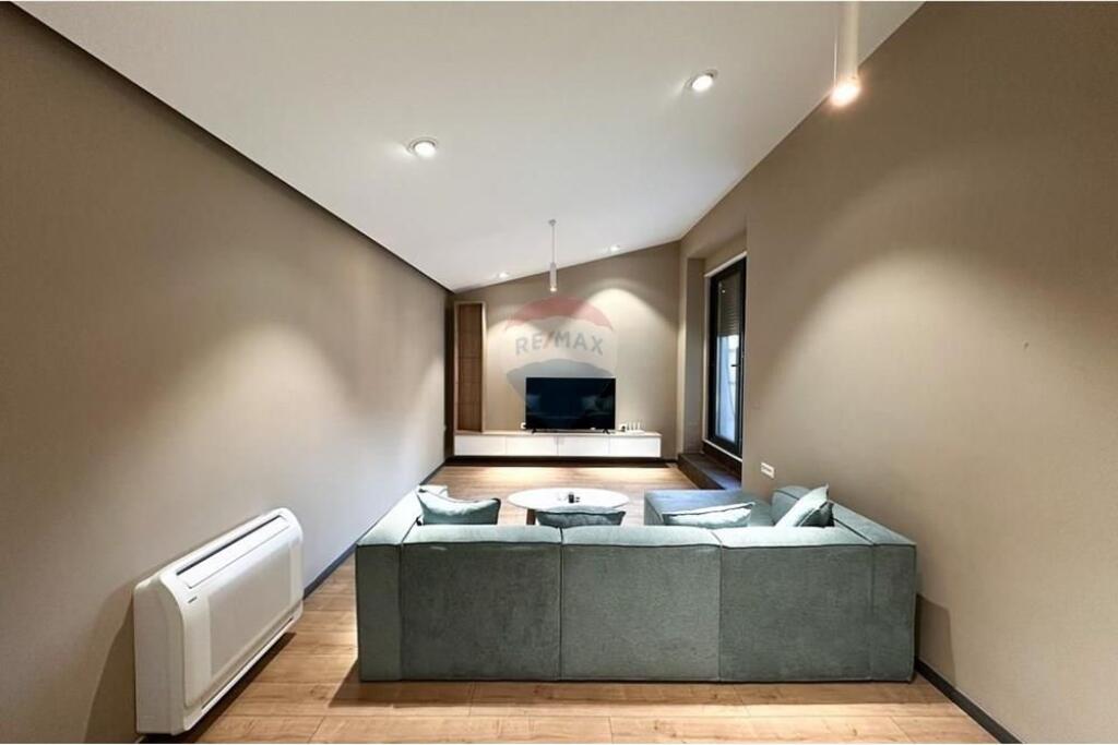 Shitet apartament 2+1 me verandë në Farkë