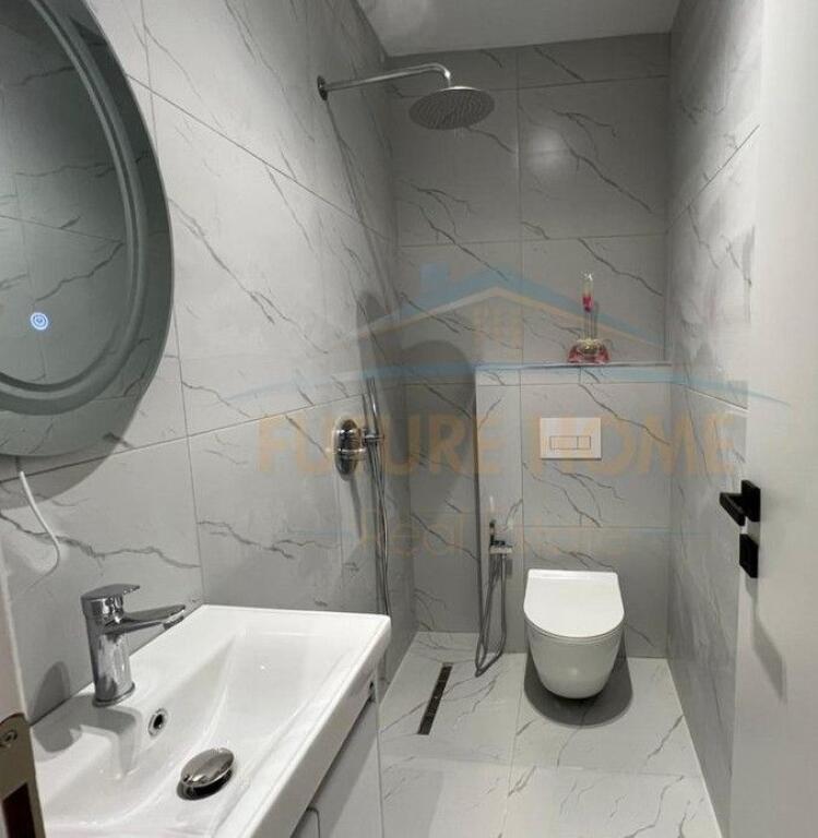 Shitet, Apartament 1+1, Komuna e Parisit, Tirane.