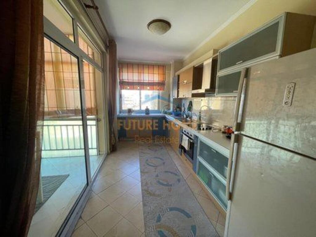 Shitet, Apartament 3+1+2, Porcelan, mbrapa Universitetit UET, Tiranë.