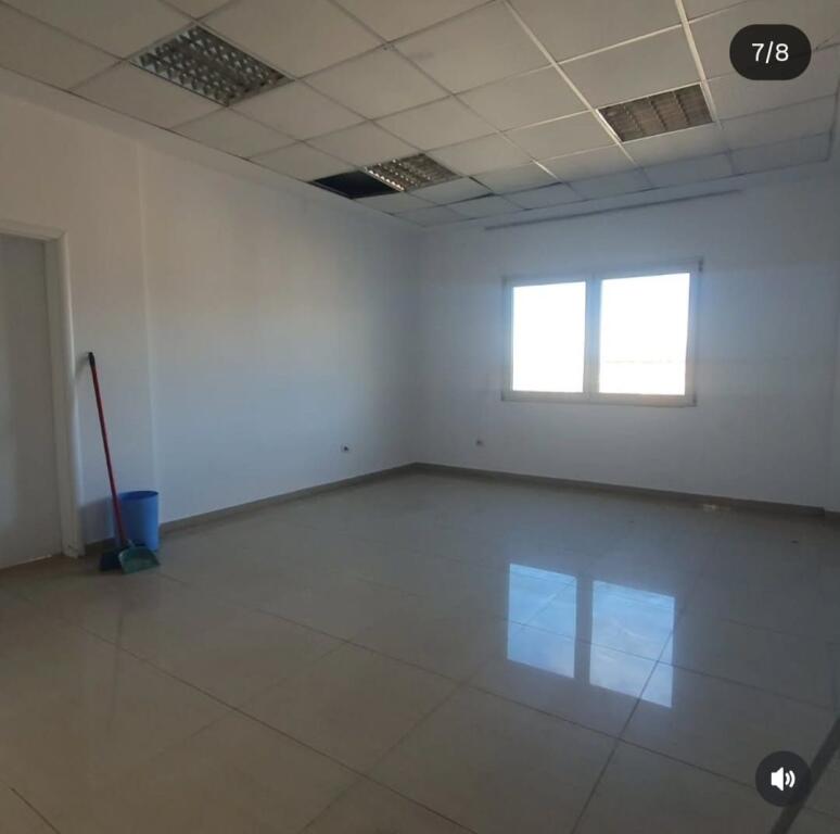 Si affitta edificio multifunzionale sul lato della strada principale.