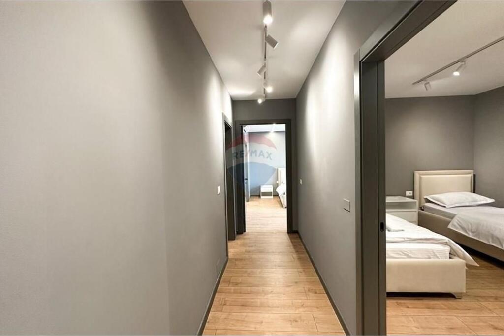 Shitet Apartament 2+1 me verandë në Farkë