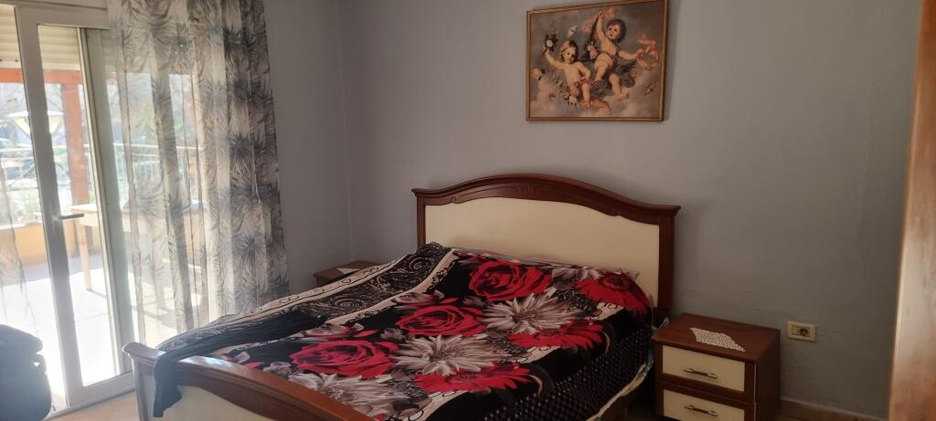 Japim me qira apartament 2 +1 ME VERAND  ne Kombinat prane stacionit te urbanit  