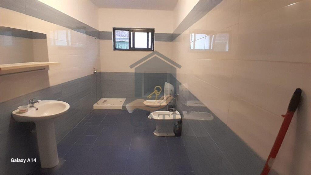 Jepet me qera kati i dytë i një shtëpie 2-katëshe, pranë Spitalit të Durrësit.