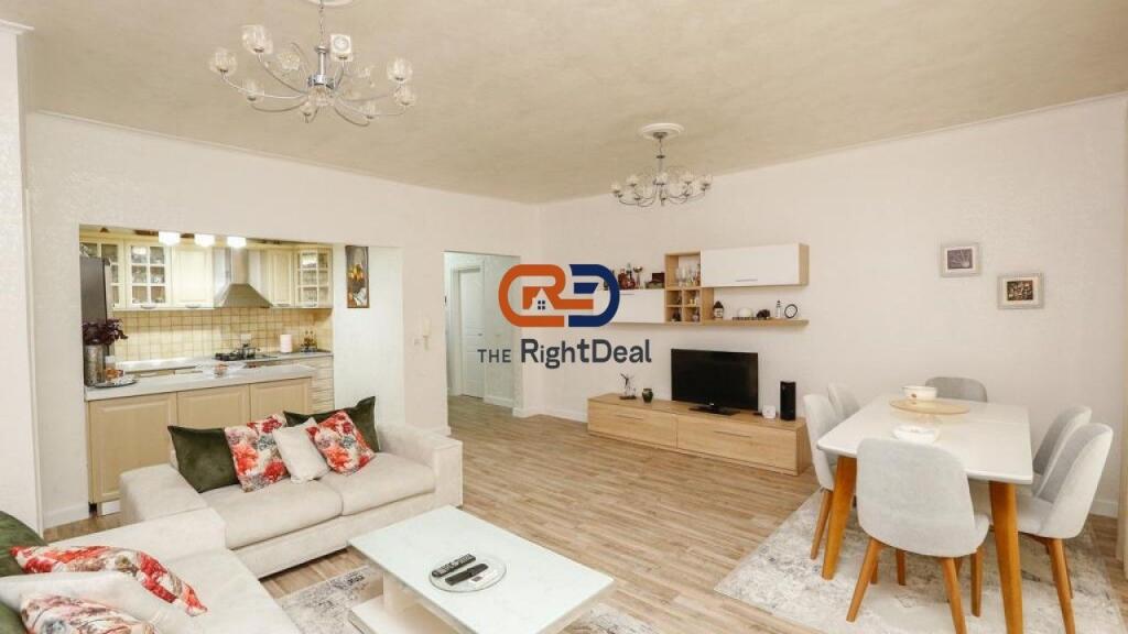 Ne Qender, Jepet Me Qira Super Apartament 3+1+2, Me Pamje Nga Sheshi Skenderbej !!