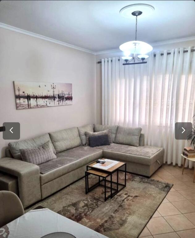 Jepet me Qira Apartament 1+1+2 Ballkone, i mobiluar, ne nje nga zonat me te preferuara te Tiranes, ne Rrugen e Elbasanit, Shkolla e Baletit