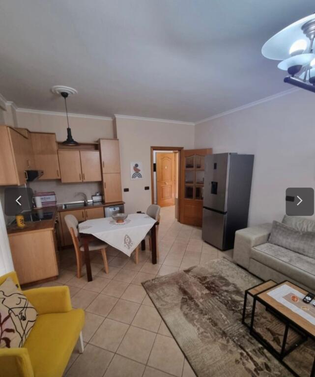 Jepet me Qira Apartament 1+1+2 Ballkone, i mobiluar, ne nje nga zonat me te preferuara te Tiranes, ne Rrugen e Elbasanit, Shkolla e Baletit