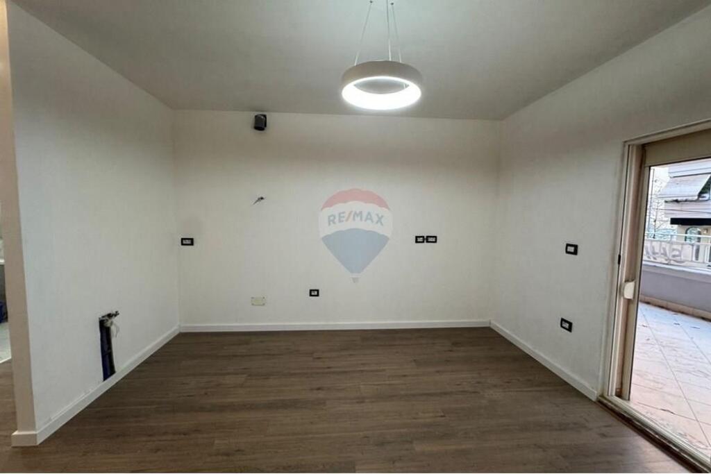 Apartment 1+1 for sale–Komuna Parisit.