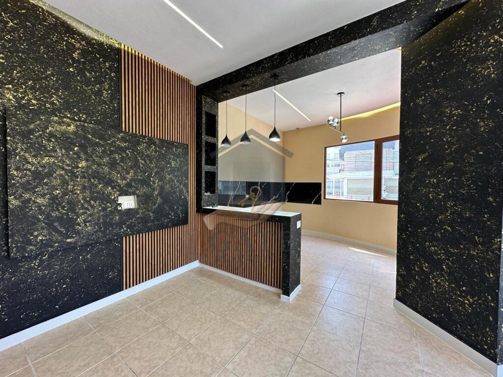 Disponojmë për shitje një super Apartament 3+1 pranë Shkollës "Bajram Curri" në Plazh.