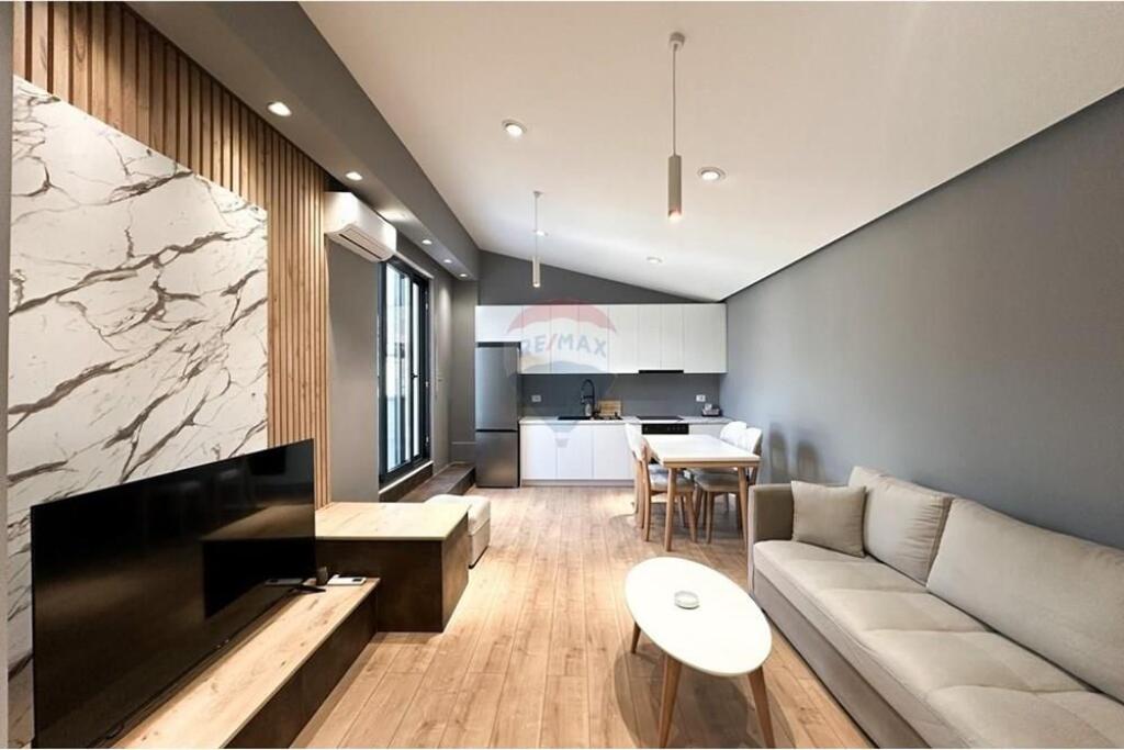 Shitet Apartament 2+1 me verandë në Farkë