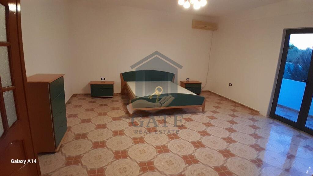 Jepet me qera kati i dytë i një shtëpie 2-katëshe, pranë Spitalit të Durrësit.