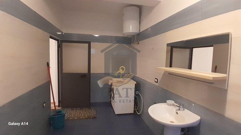 Jepet me qera kati i dytë i një shtëpie 2-katëshe, pranë Spitalit të Durrësit.