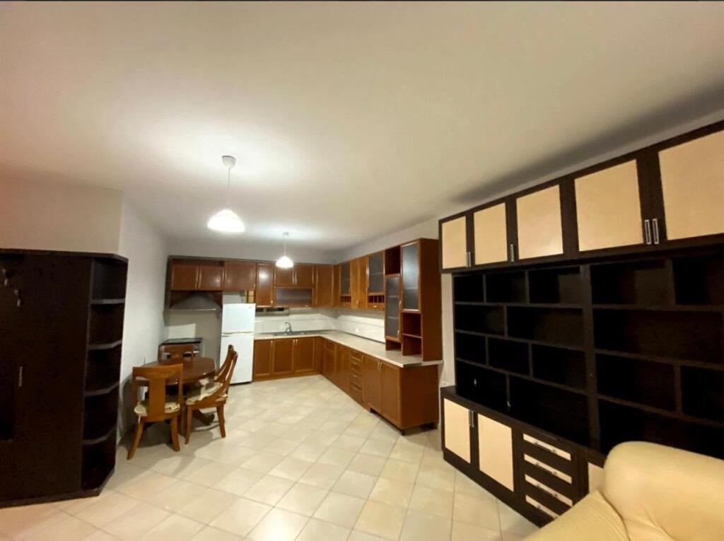 Qira Apartament 2+1, pallati EkoMarket, Yzberisht