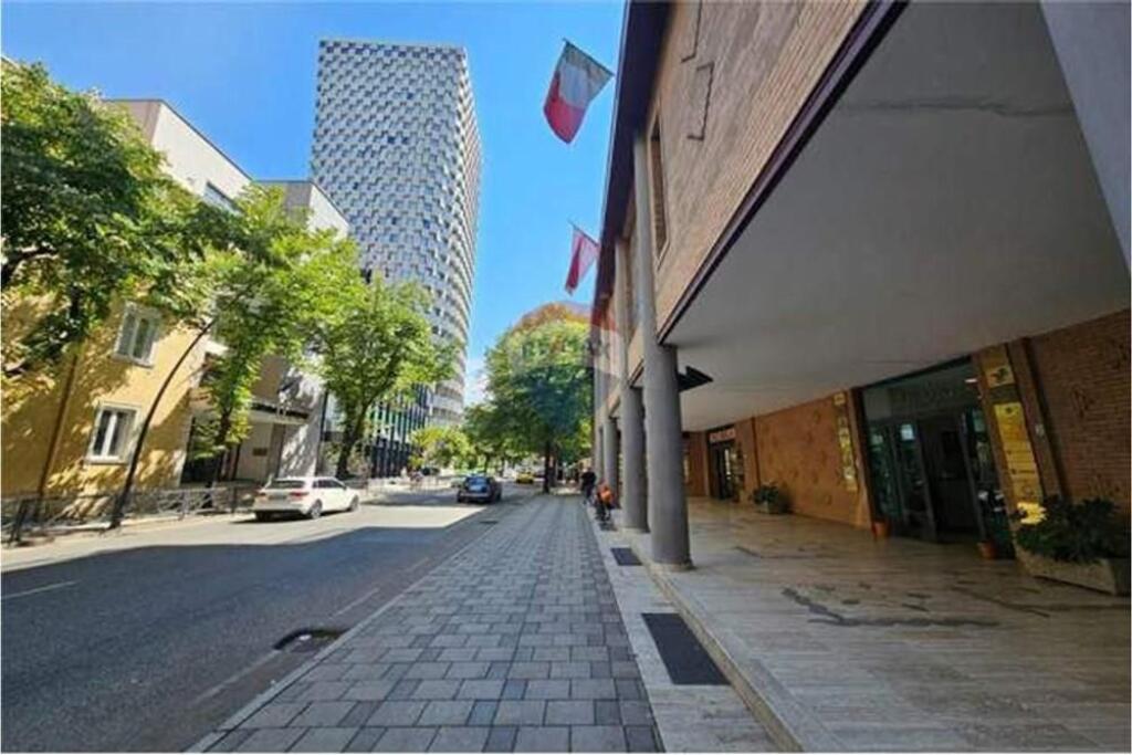 Negozio in affitto vicino a Piazza Skenderbej !