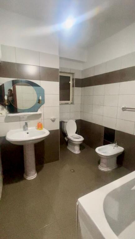 Qira Apartament 2+1, pallati EkoMarket, Yzberisht
